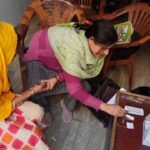 Malaria testing through RDT Kit By Asha during UHND visit at Slum tajganj PC- pulkit FHI-EMBED-Health Dept, Agra. 10-02-2024