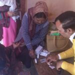 Malaria testing through RDT Kit By Asha during H.H visit at Slum Kodiyakhar Basti PC- Amit FHI-EMBED-Health Dept, Agra. 23-02-2024